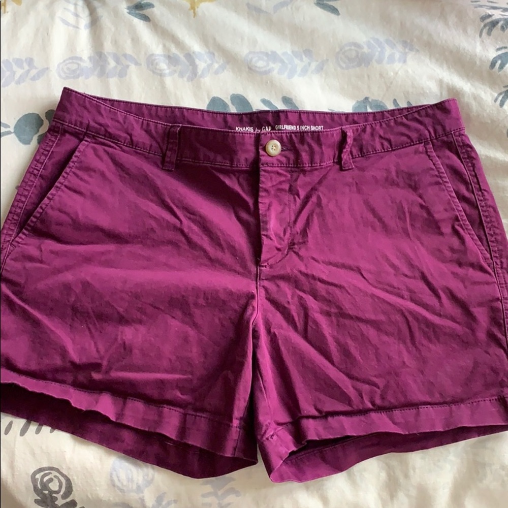Khakis by GAP Girlfriend 5 inch Shorts